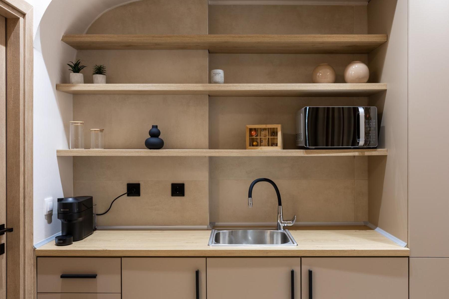Clock Apartment *