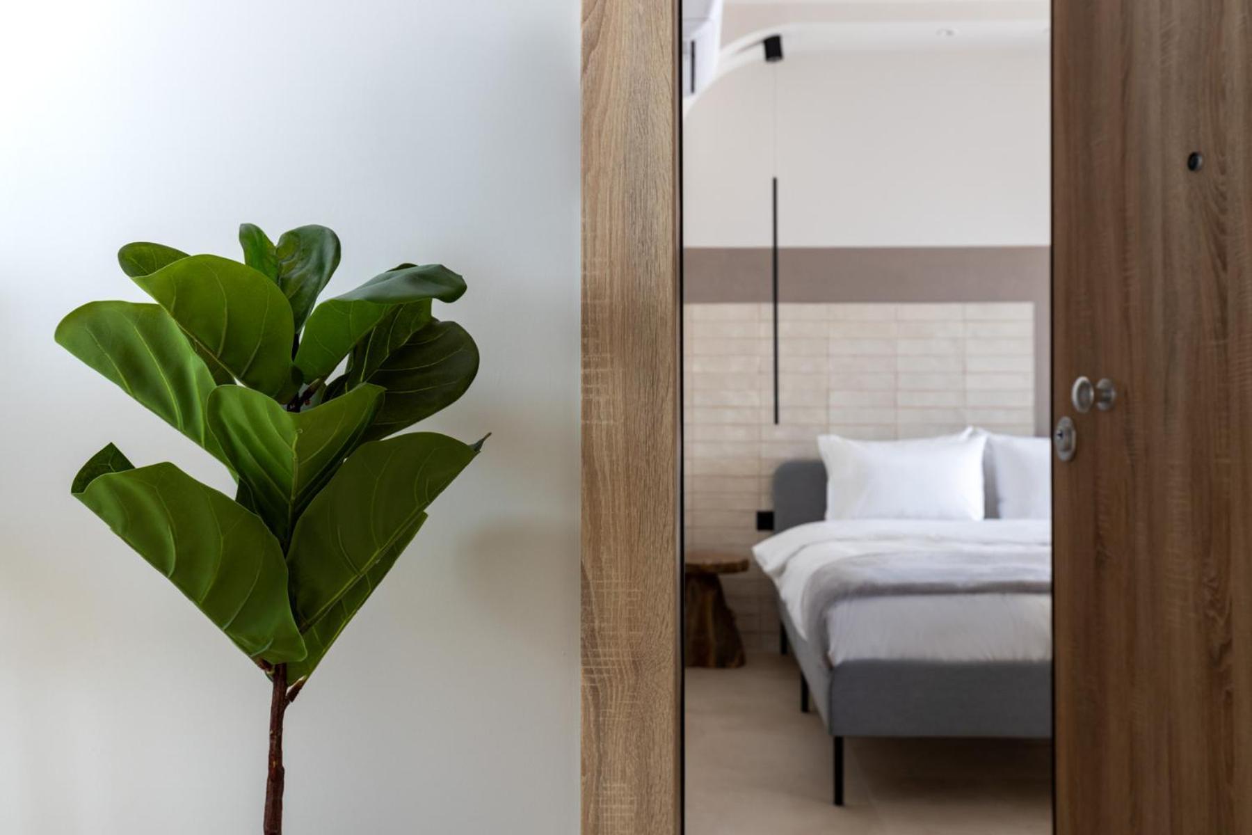 Clock Apartment *
